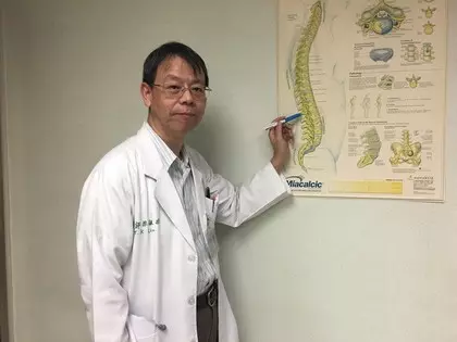 婦人突然「癱瘓」排尿也困難,切開脊椎發現「一大堆蟲」嚇壞醫生!