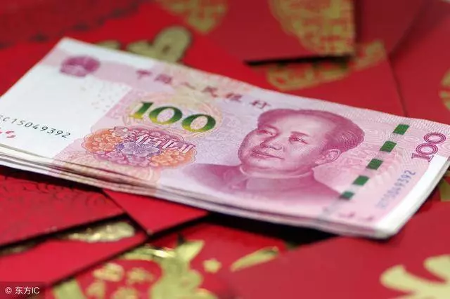 前夫再婚我氣憤不過,帶50元參加,女兒大喊一聲,我成了全場笑話
