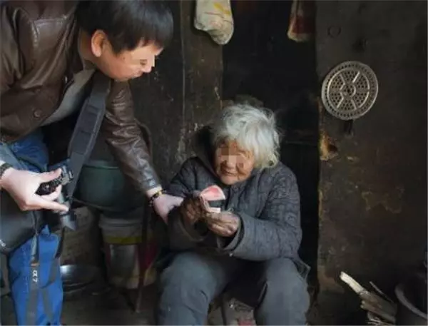 撿破爛的乞丐母參加兒子婚禮時被親家譏寒酸,直到酒店老闆來埋單後才知身分很不一般!