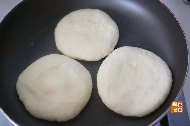 1碗麵粉,2個雞蛋,不用一滴油,做出香甜鬆軟麵包餅,放涼不會硬