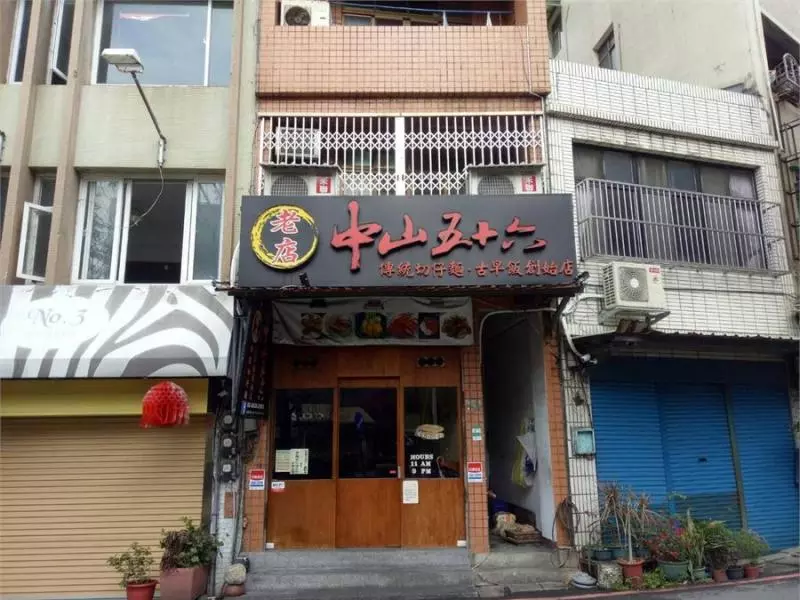年輕警察進餐廳喊話「等下有人來吃飯,錢算我的!」 老闆見到「下一秒出現的客人」讚爆:太暖心