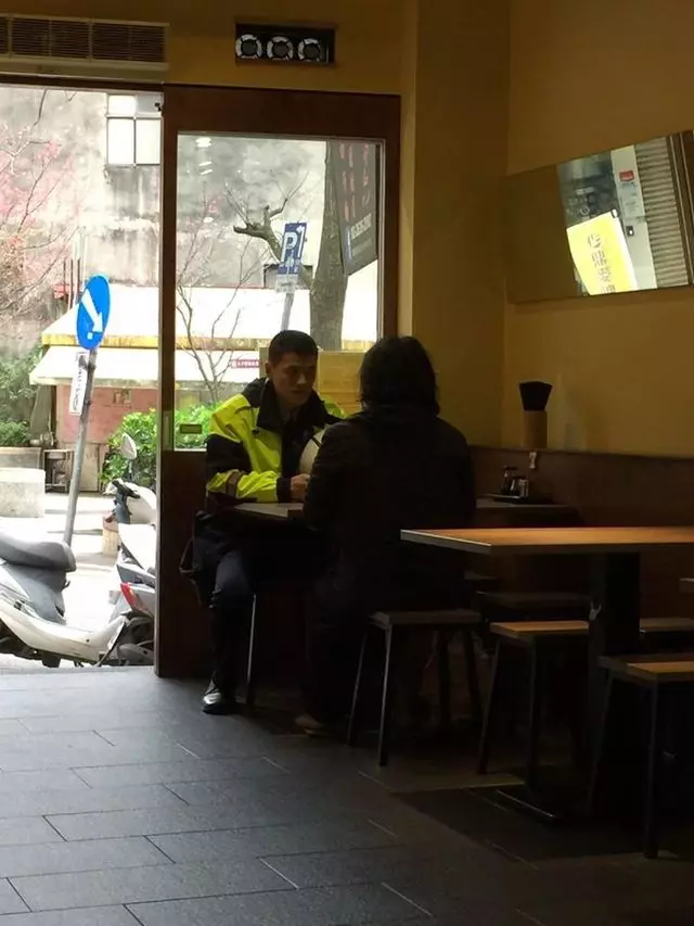 年輕警察進餐廳喊話「等下有人來吃飯,錢算我的!」 老闆見到「下一秒出現的客人」讚爆:太暖心