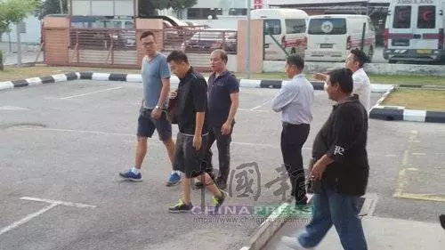 將迎來36歲的壽星女教師,患憂鬱症後因未能接受工作繁多壓力,今日竟在購物中心跳樓自殺,天倫夢碎