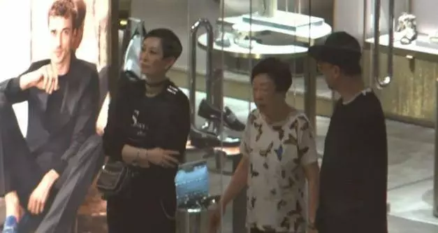 和老婆甜蜜逛街,歐陽震華遇上智能行李箱很感興趣~