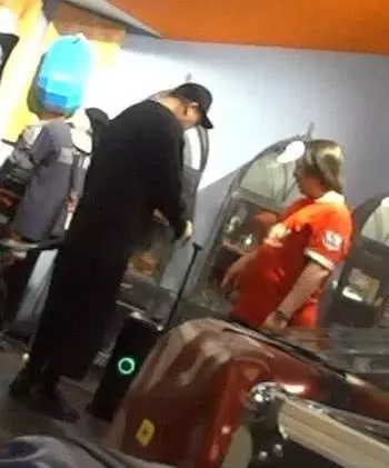 和老婆甜蜜逛街,歐陽震華遇上智能行李箱很感興趣~
