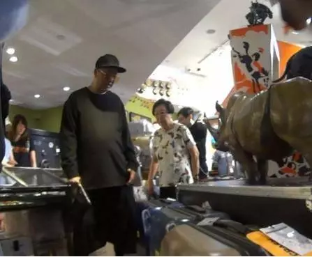 和老婆甜蜜逛街,歐陽震華遇上智能行李箱很感興趣~