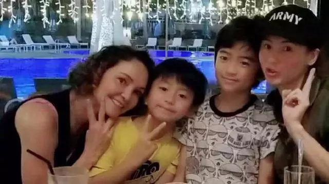 60歲張柏芝混血母親近照,顏值比女兒還高,情路也比張柏芝更坎坷
