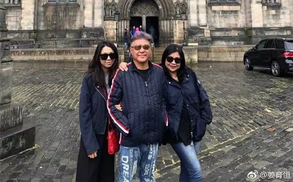 59歲姜育恆退去當年「情歌王子」的稱號,和妻子遠赴英國參加女兒的畢業典禮,幸福感爆棚~