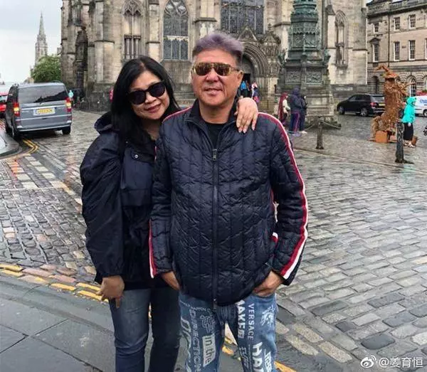 59歲姜育恆退去當年「情歌王子」的稱號,和妻子遠赴英國參加女兒的畢業典禮,幸福感爆棚~