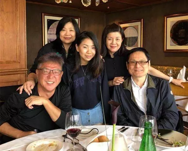 59歲姜育恆退去當年「情歌王子」的稱號,和妻子遠赴英國參加女兒的畢業典禮,幸福感爆棚~