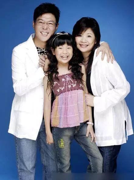 59歲姜育恆退去當年「情歌王子」的稱號,和妻子遠赴英國參加女兒的畢業典禮,幸福感爆棚~