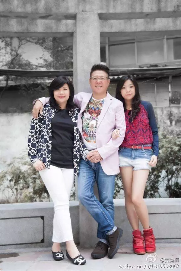 59歲姜育恆退去當年「情歌王子」的稱號,和妻子遠赴英國參加女兒的畢業典禮,幸福感爆棚~