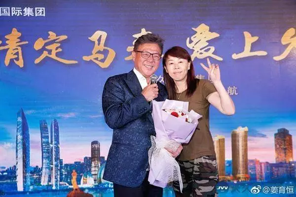 59歲姜育恆退去當年「情歌王子」的稱號,和妻子遠赴英國參加女兒的畢業典禮,幸福感爆棚~