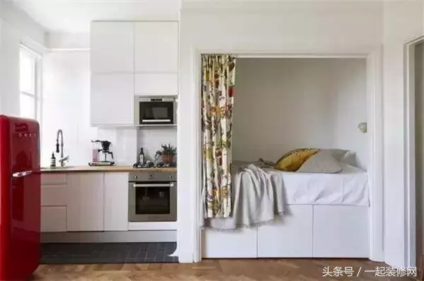 在衣櫃上掏個洞,就能多出一個房間?這操作太6了……