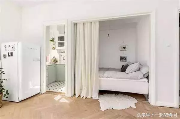 在衣櫃上掏個洞,就能多出一個房間?這操作太6了……