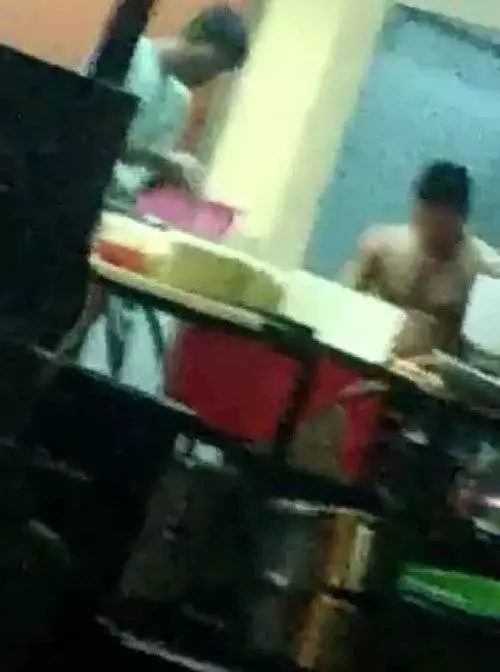 赤身店員手搔癢 印度煎餅加臭汗泥垢