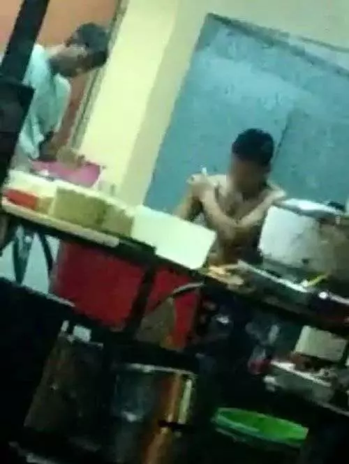 赤身店員手搔癢 印度煎餅加臭汗泥垢