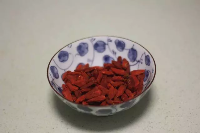 用枸杞做成這麵食好看更好吃,做法特簡單,香甜柔軟有彈性,營養高味道贊