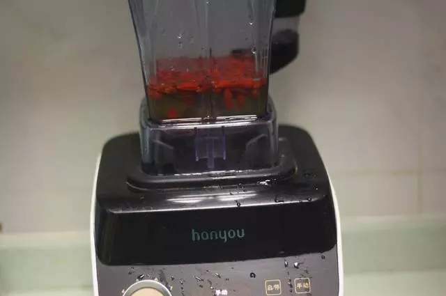 用枸杞做成這麵食好看更好吃,做法特簡單,香甜柔軟有彈性,營養高味道贊