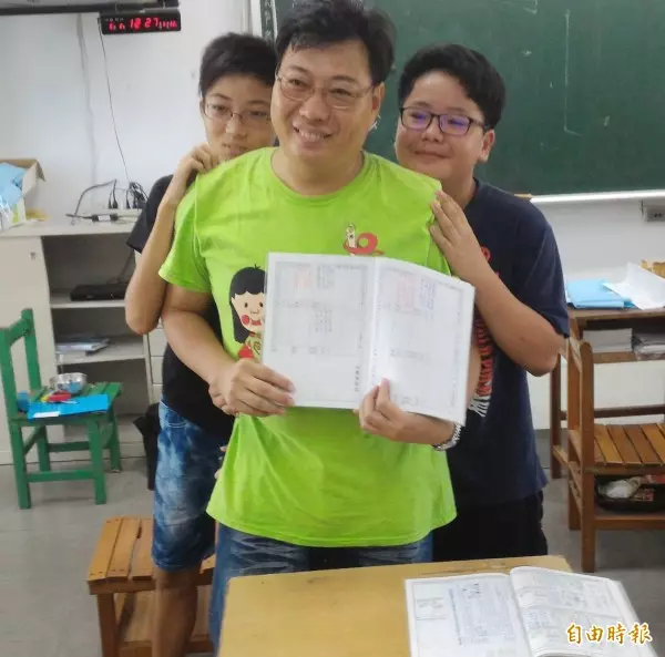 瘋狂學生在聯絡簿「每天寫詩」挑戰老師!比到後來老師大嘆:腦力不夠用了