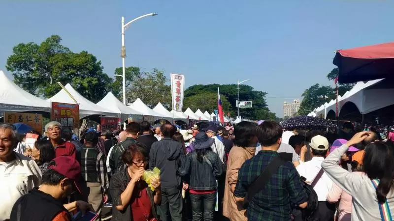 比跨年還狂!高雄市長就職「國瑜夜市湧進萬人」超時不收攤 主辦氣得斷電「下一秒讓大家看傻」