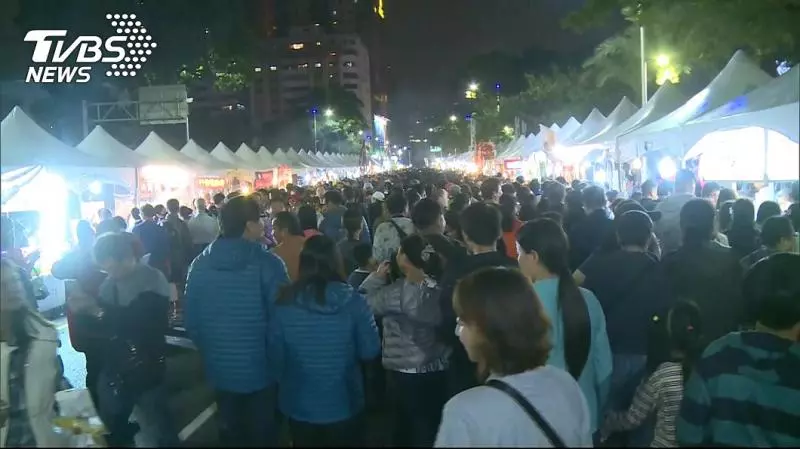 比跨年還狂!高雄市長就職「國瑜夜市湧進萬人」超時不收攤 主辦氣得斷電「下一秒讓大家看傻」