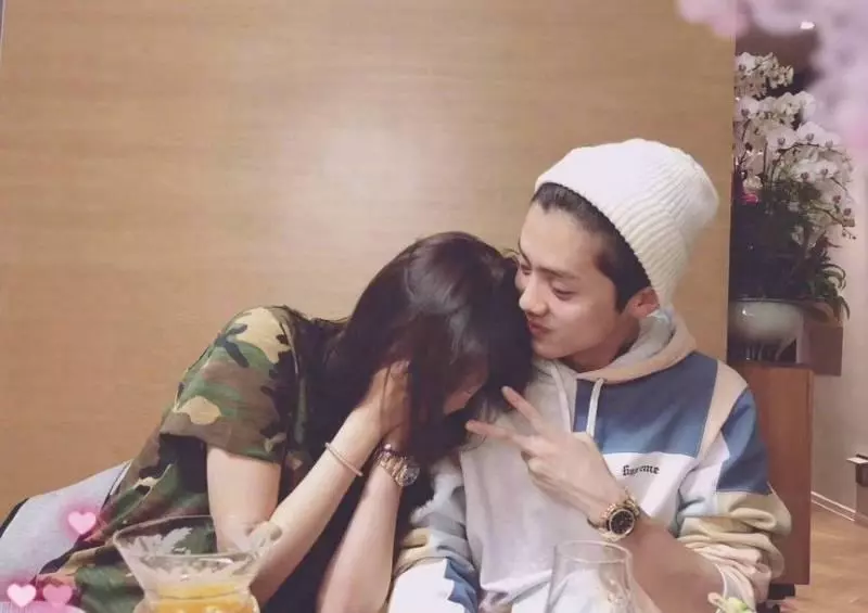 鹿晗與關曉彤在酒店kiss kiss