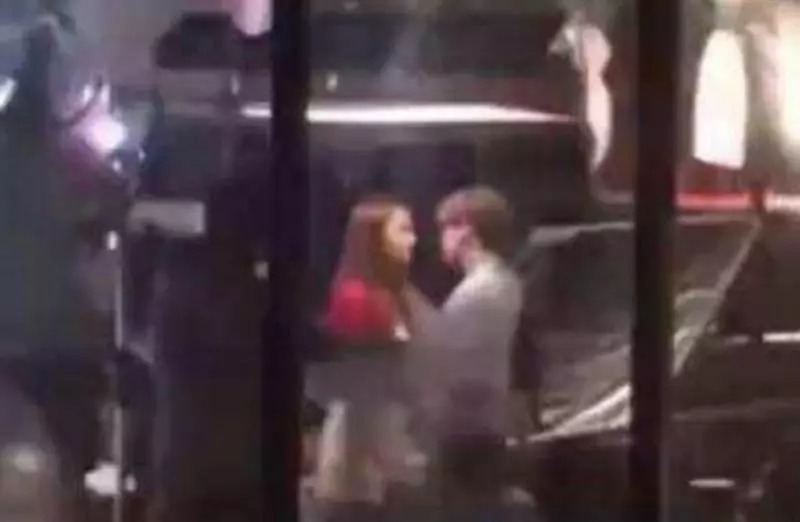 鹿晗與關曉彤在酒店kiss kiss