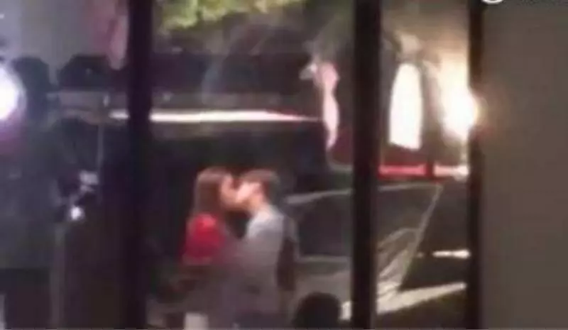 鹿晗與關曉彤在酒店kiss kiss