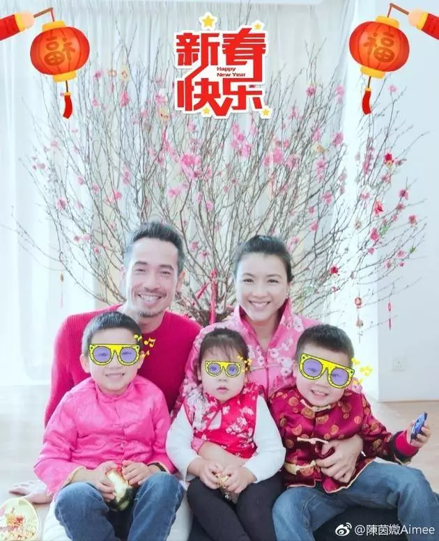 Super Mummy 陳茵媺一拖三搭16小時飛機