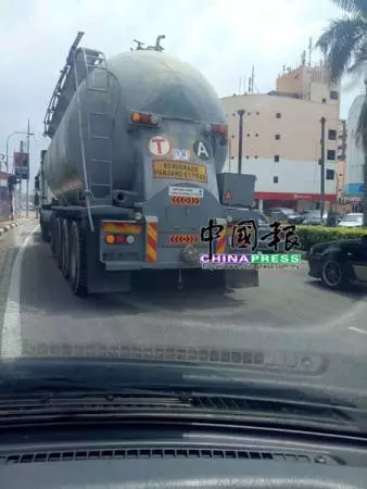 騎腳車老婦被羅厘勾到跌倒無法起身,羅厘司機對其他司機鳴笛警示毫無反應而繼續行駛,導致老婦手腳慘遭羅厘輾過