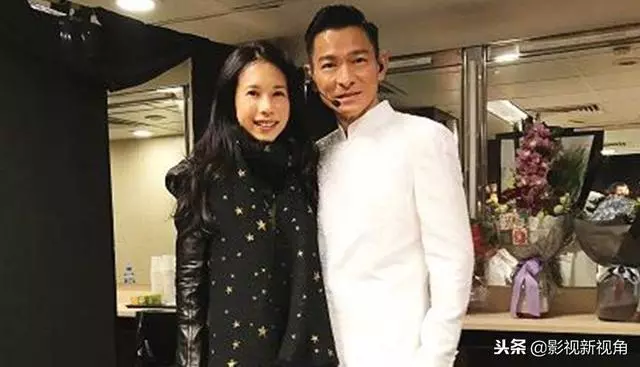 六場演唱會,六位女明星合影,劉德華拍照時手怎麼放很講究!