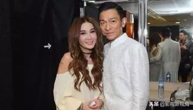 六場演唱會,六位女明星合影,劉德華拍照時手怎麼放很講究!
