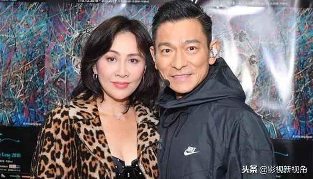 六場演唱會,六位女明星合影,劉德華拍照時手怎麼放很講究!