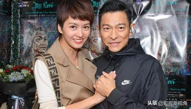 六場演唱會,六位女明星合影,劉德華拍照時手怎麼放很講究!