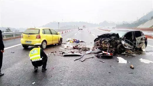 老婆為救我媽被車撞死,葬禮上3歲女兒的話,我打了報警電話要抓我媽...