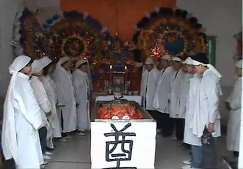 老婆為救我媽被車撞死,葬禮上3歲女兒的話,我打了報警電話要抓我媽...