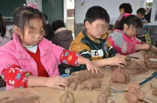 妻子在家帶三娃,丈夫卻帶情人回家逼宮,妻子指指屋裡,丈夫蒙住