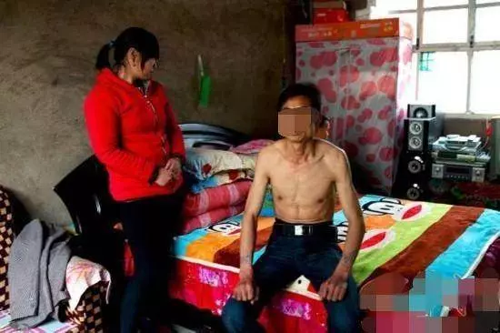 妻子在家帶三娃,丈夫卻帶情人回家逼宮,妻子指指屋裡,丈夫蒙住