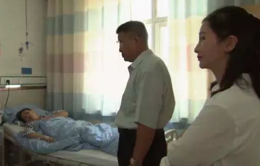 妻子不孕,丈夫帶情人去氣她,走出醫院後,他揪住妻子耳朵不放手