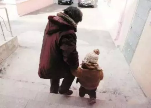 男友患病去世,姑娘堅持生下孩子,2年後家裡來一人,姑娘淚目