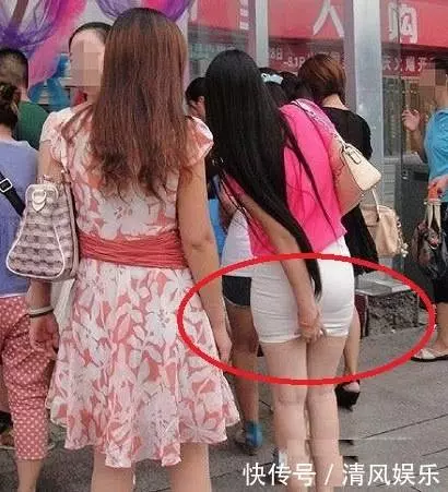 妹子妳當街整理自己的短裙,看錯的人還以為妳要幹什麼 -