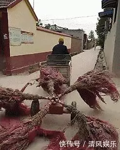 妹子妳當街整理自己的短裙,看錯的人還以為妳要幹什麼 -