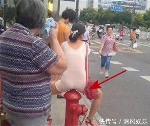 妹子妳當街整理自己的短裙,看錯的人還以為妳要幹什麼 -