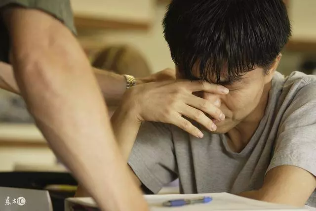 同事爸爸得了重病,因此公司提出組織捐款,我捐了100塊,捐完第二天他突然辭職了
