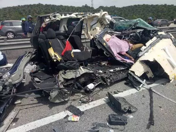 南北大道恐怖車禍-羅厘5車連環撞奪4命