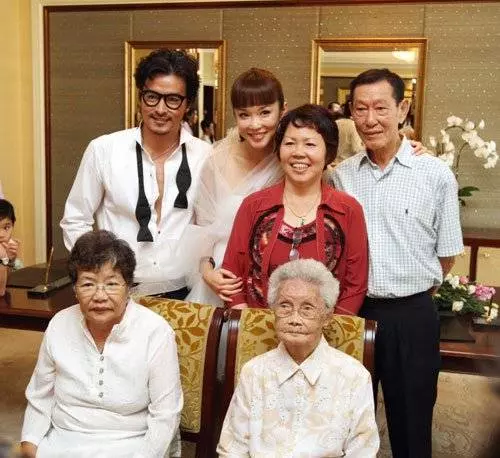 李銘順丁母憂 偕妻范文芳趕回家奔喪