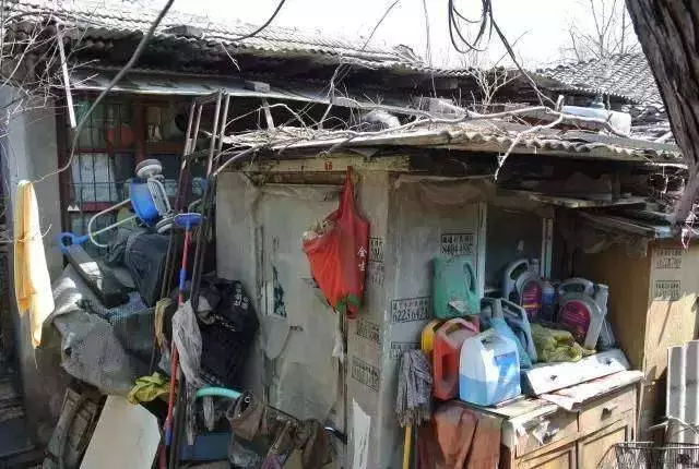 【你絕對會傻眼】馬桶就在廚房內神手改造百年10坪破屋 變身「現代寬敞豪宅」屋主一家全看傻