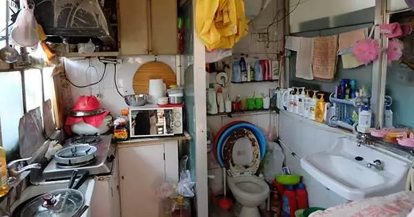 【你絕對會傻眼】馬桶就在廚房內神手改造百年10坪破屋 變身「現代寬敞豪宅」屋主一家全看傻