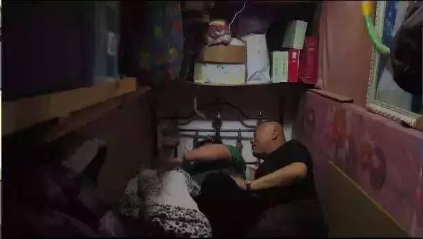 【你絕對會傻眼】馬桶就在廚房內神手改造百年10坪破屋 變身「現代寬敞豪宅」屋主一家全看傻